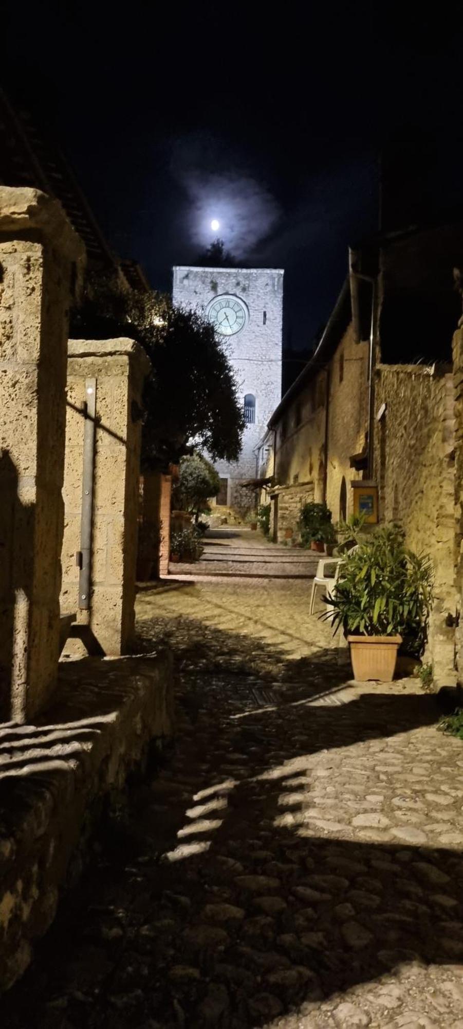 Cuore del Castello Arrone Esterno foto
