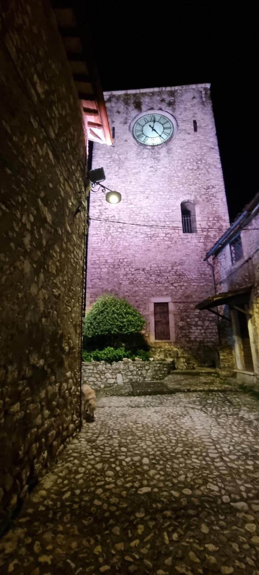 Cuore del Castello Arrone Esterno foto