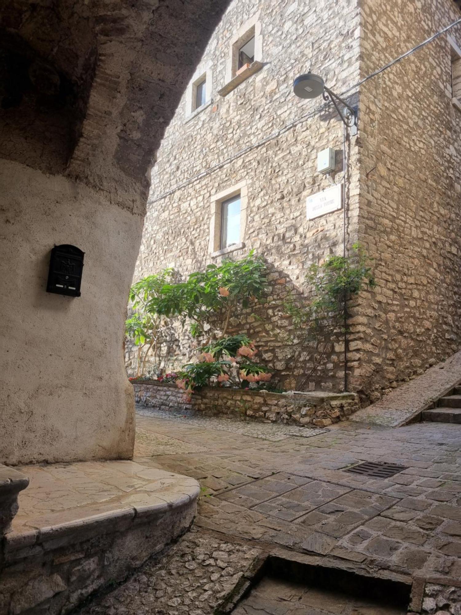 Cuore del Castello Arrone Esterno foto