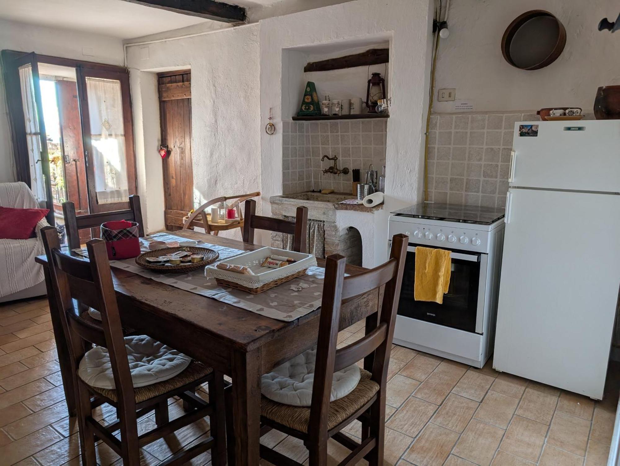 Cuore del Castello Arrone Esterno foto