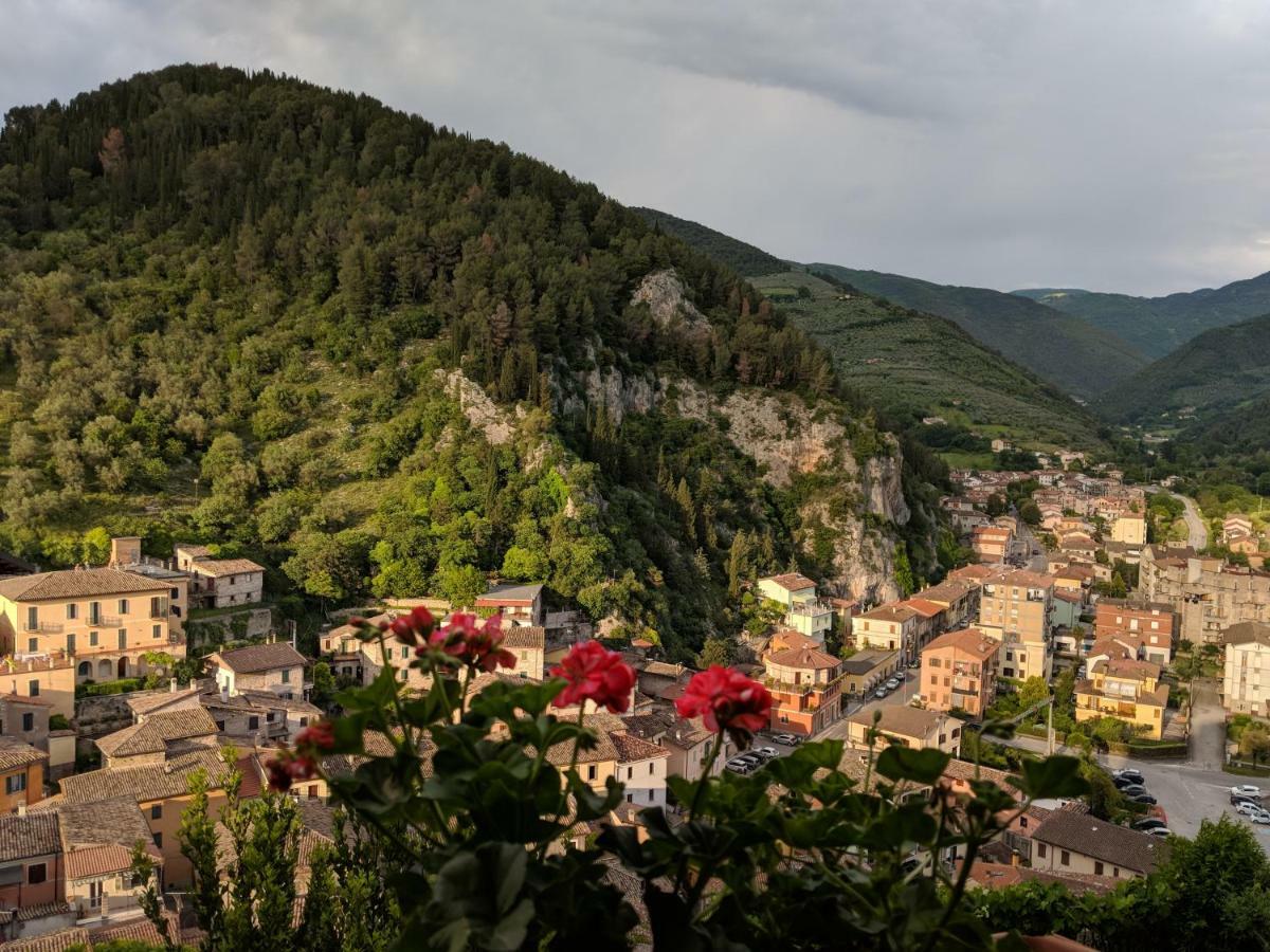 Cuore del Castello Arrone Esterno foto