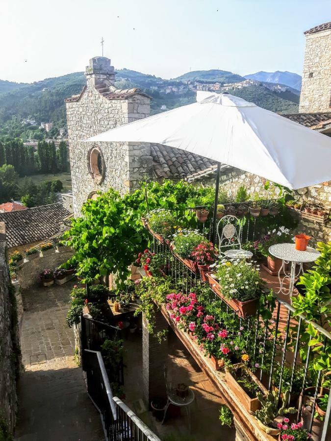 Cuore del Castello Arrone Esterno foto
