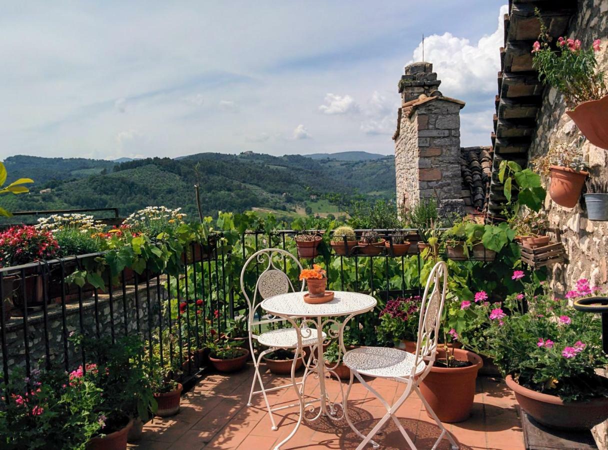 Cuore del Castello Arrone Esterno foto